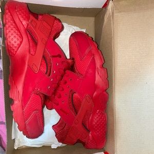Size 4 red Nike huarache run